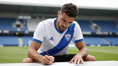 Celta Vigo is working to finalize Matías Vecino's exit before the transfer window closes, as the midfielder weighs his...